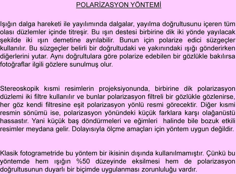 Bu süzgeçler belirli bir doğrultudaki ve yakınındaki ışığı gönderirken diğerlerini yutar. Aynı doğrultulara göre polarize edebilen bir gözlükle bakılırsa fotoğraflar ilgili gözlere sunulmuş olur.