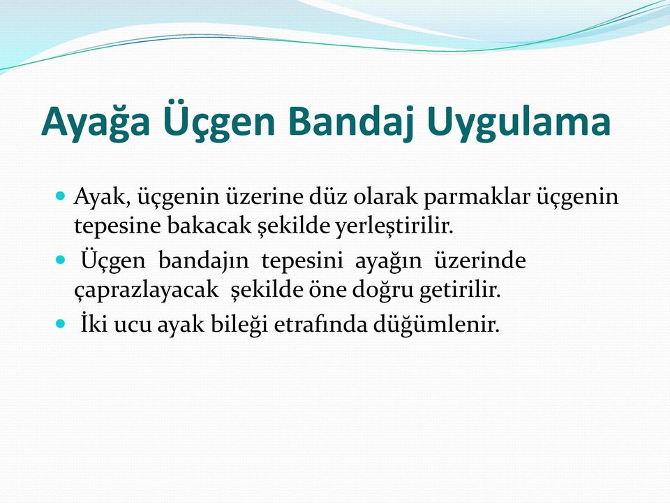 Üçgen bandajın tepesini ayağın üzerinde çaprazlayacak