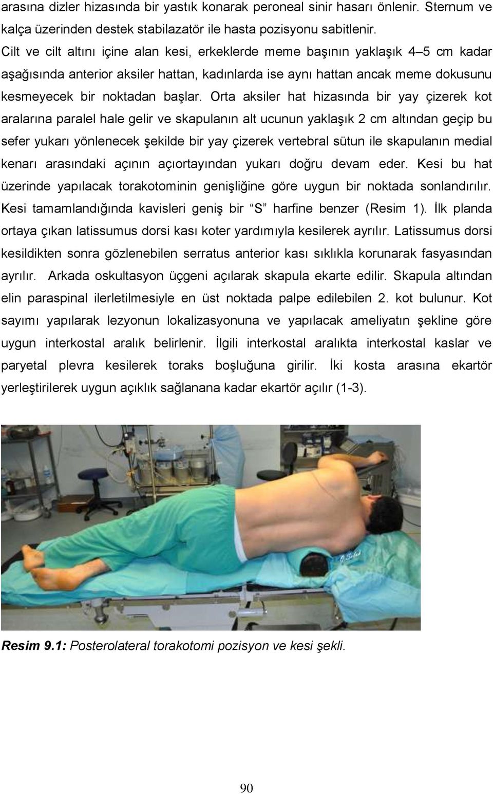 Orta aksiler hat hizasında bir yay çizerek kot aralarına paralel hale gelir ve skapulanın alt ucunun yaklaşık 2 cm altından geçip bu sefer yukarı yönlenecek şekilde bir yay çizerek vertebral sütun