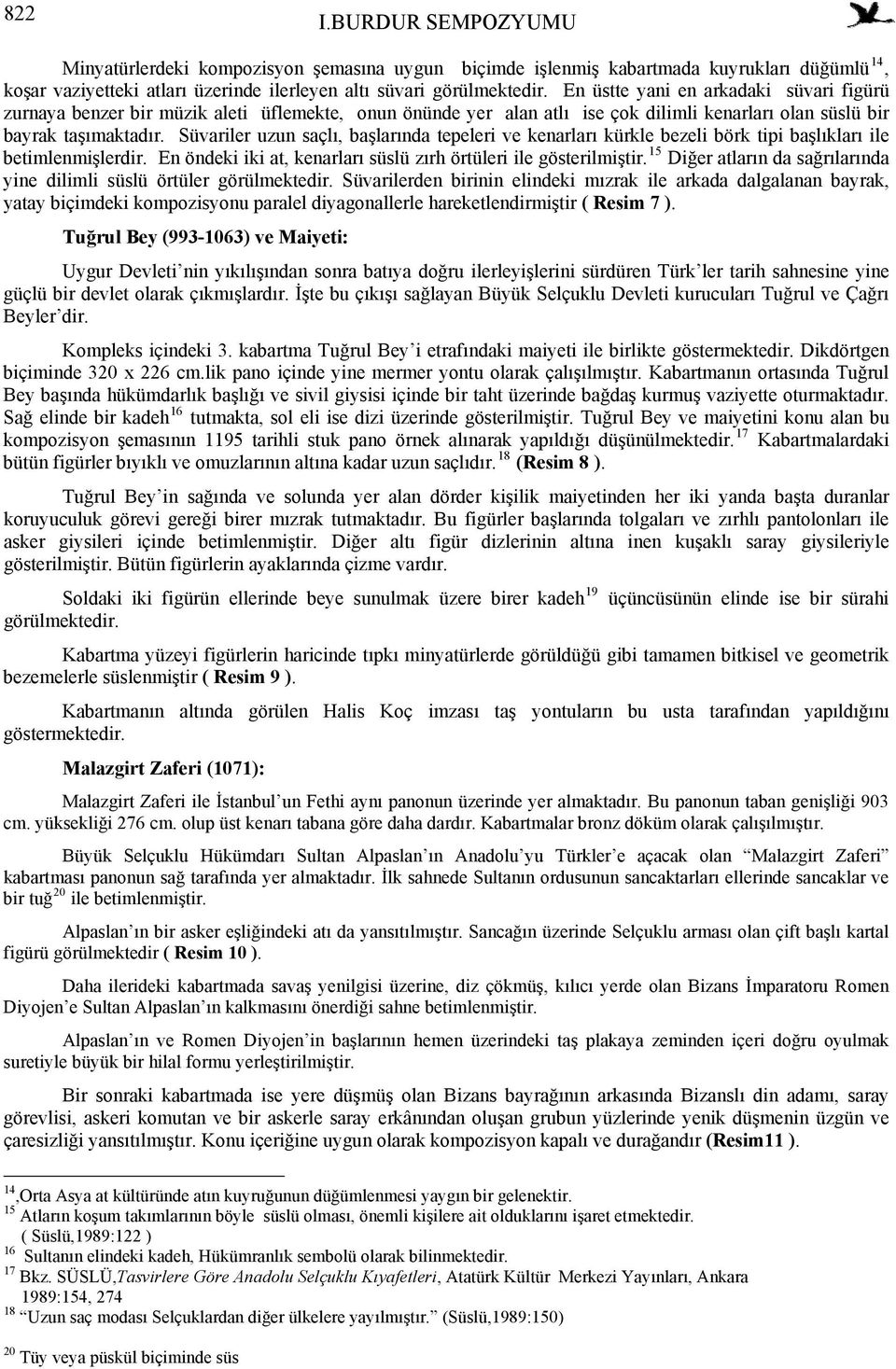 Süvariler uzun saçlı, başlarında tepeleri ve kenarları kürkle bezeli börk tipi başlıkları ile betimlenmişlerdir. En öndeki iki at, kenarları süslü zırh örtüleri ile gösterilmiştir.