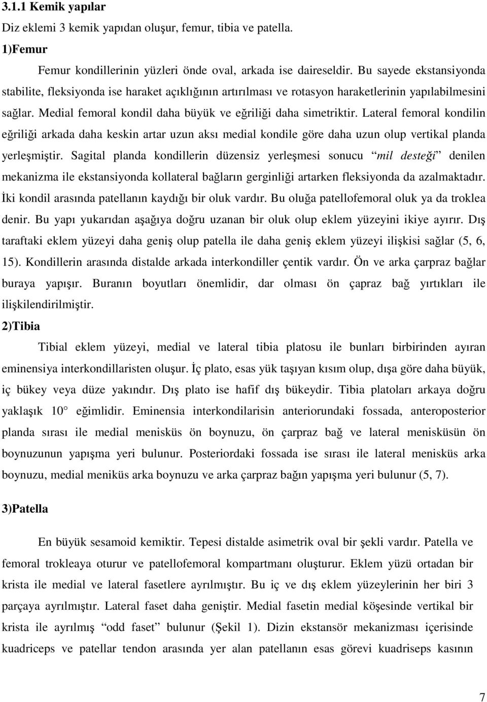 Lateral femoral kondilin eğriliği arkada daha keskin artar uzun aksı medial kondile göre daha uzun olup vertikal planda yerleşmiştir.