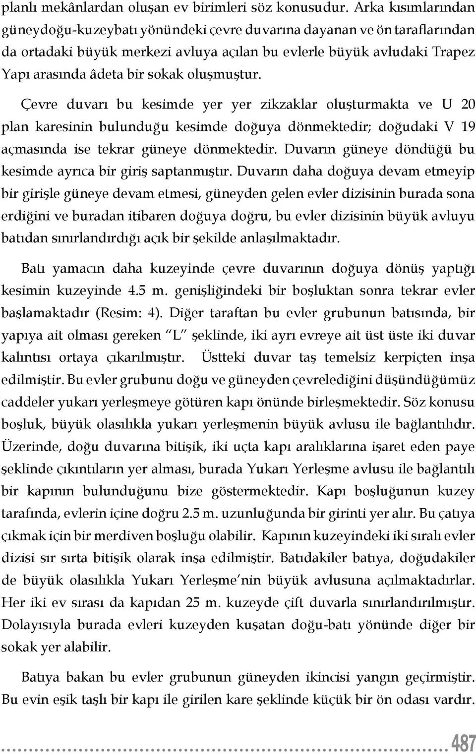 oluşmuştur. Çevre duvarı bu kesimde yer yer zikzaklar oluşturmakta ve U 20 plan karesinin bulunduğu kesimde doğuya dönmektedir; doğudaki V 19 açmasında ise tekrar güneye dönmektedir.