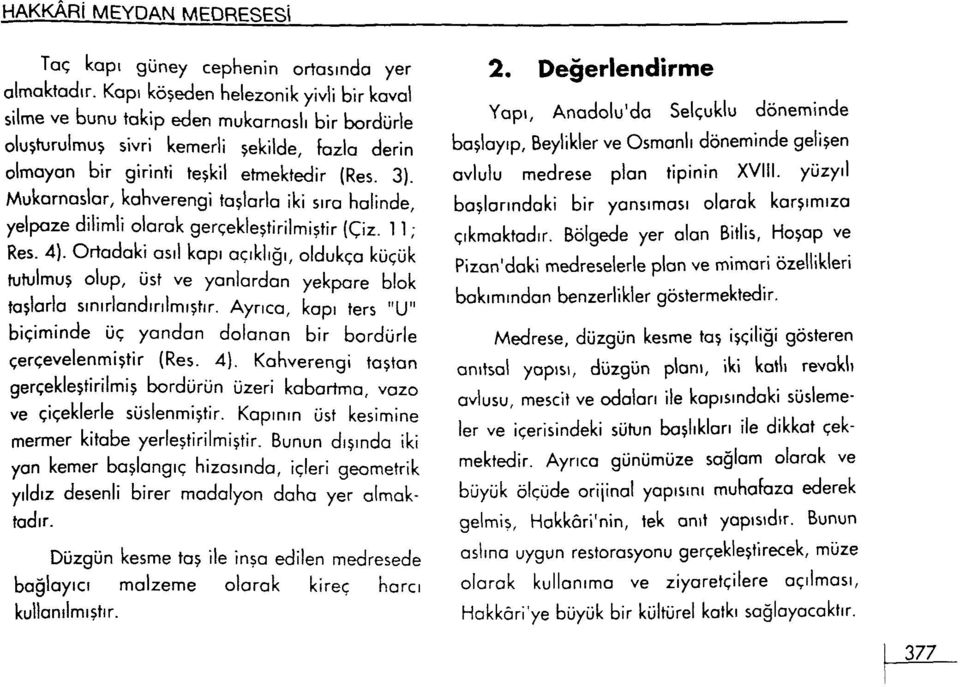 Mukarnaslar, kahverengi taşlarla iki sıra halinde, yelpaze dilimli olarak gerçekleştirilmiştir (Çiz. 11 ; Res. 4).