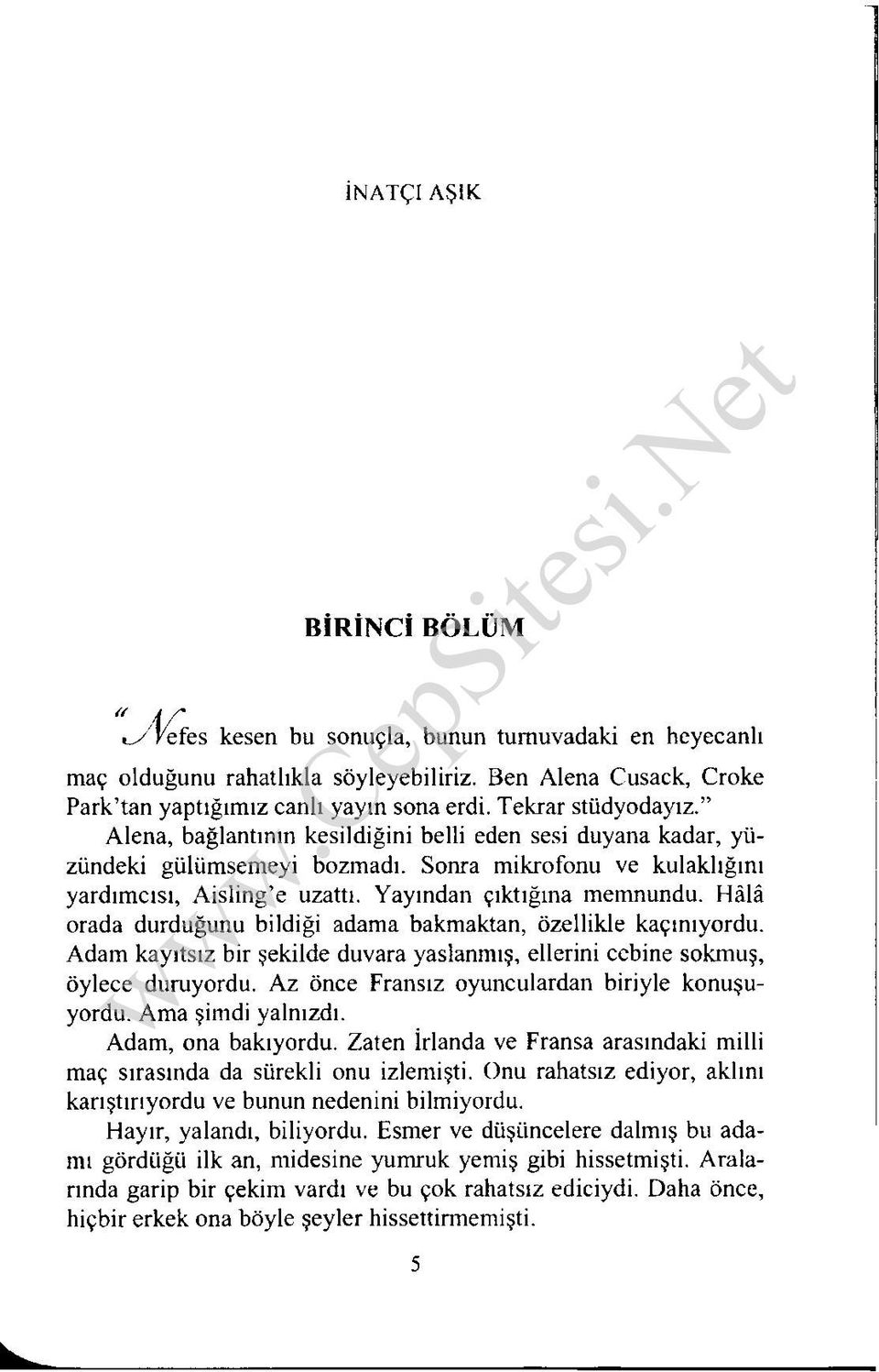 Yayından çıktığına memnundu. Hâlâ orada durduğunu bildiği adama bakmaktan, özellikle kaçınıyordu. Adam kayıtsız bir şekilde duvara yaslanmış, ellerini cebine sokmuş, öylece duruyordu.