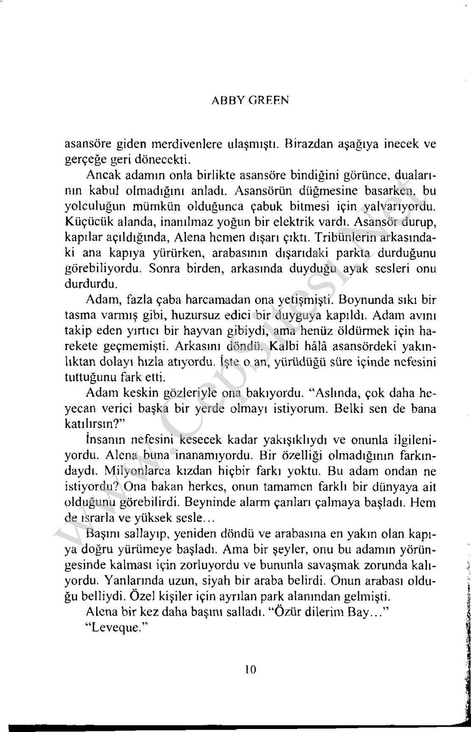 Asansör durup, kapılar açıldığında, Alena hemen dışarı çıktı. Tribünlerin arkasındaki ana kapıya yürürken, arabasının dışarıdaki parkta durduğunu görebiliyordu.