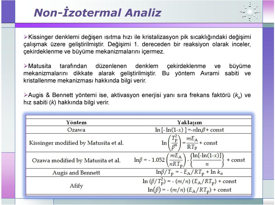 Matusita tarafından düzenlenen denklem çekirdeklenme ve büyüme mekanizmalarını dikkate alarak geliştirilmiştir.