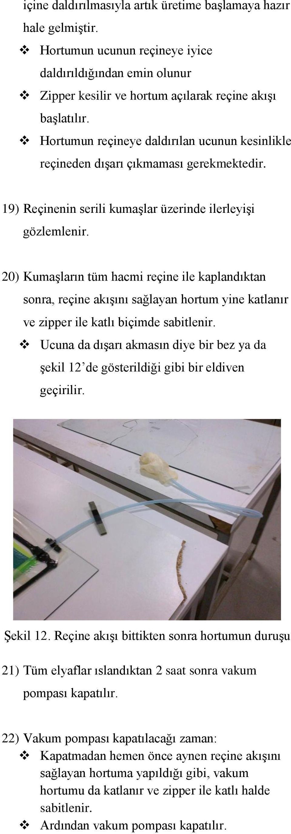 20) Kumaşların tüm hacmi reçine ile kaplandıktan sonra, reçine akışını sağlayan hortum yine katlanır ve zipper ile katlı biçimde sabitlenir.