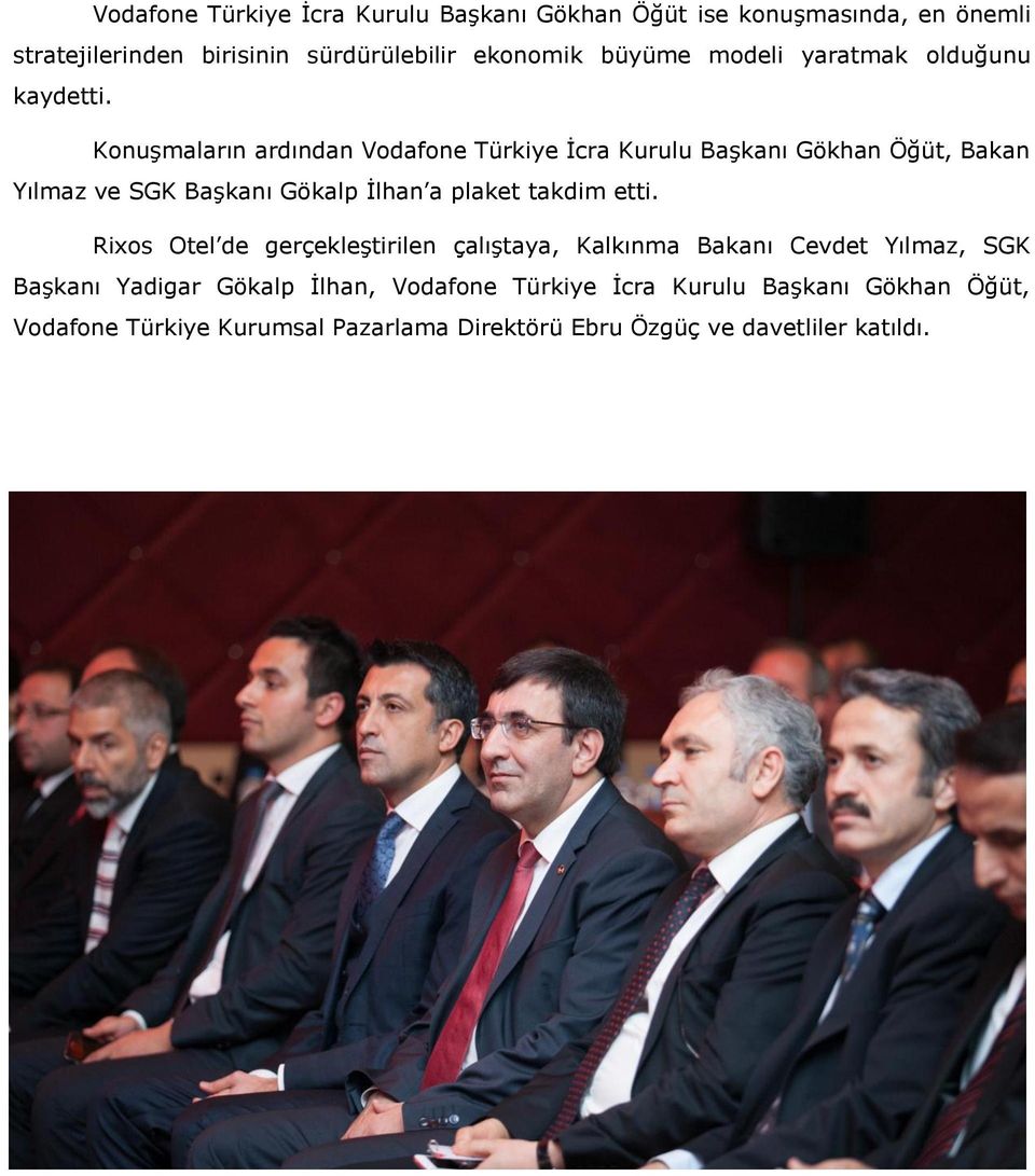 Konuşmaların ardından Vodafone Türkiye İcra Kurulu Başkanı Gökhan Öğüt, Bakan Yılmaz ve SGK Başkanı Gökalp İlhan a plaket takdim etti.