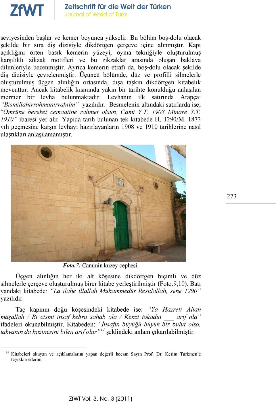 Kapı açıklığını örten basık kemerin yüzeyi, oyma tekniğiyle oluşturulmuş karşılıklı zikzak motifleri ve bu zikzaklar arasında oluşan baklava dilimleriyle bezenmiştir.