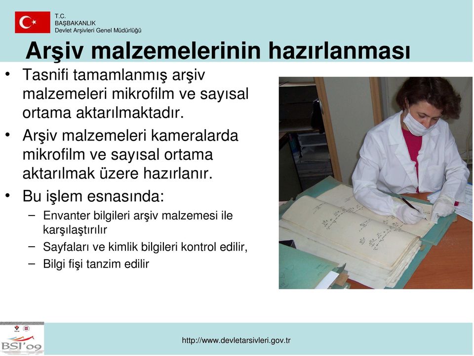 Arşiv malzemeleri kameralarda mikrofilm ve sayısal ortama aktarılmak üzere hazırlanır.