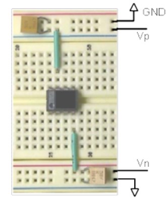 Şekil 1. LM741 entegre bacak bağlantıları Simetrik besleme ile ilgili bağlantı şeması Şekil 2 de, breadboard üzerinde bu bağlantıların yapılmış şekli ise Şekil 3 te verilmiştir.