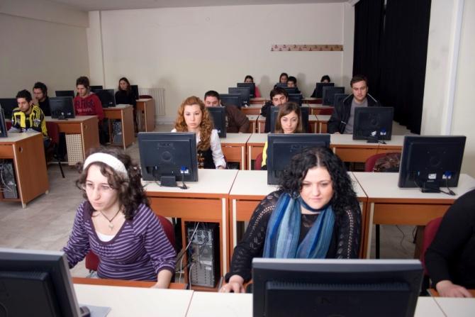 Bilgisayar Programcılığı Ön Lisans eğitimi sonunda başarılı olan öğrencilere "Bilgisayar Programcısı" diploması verilir.