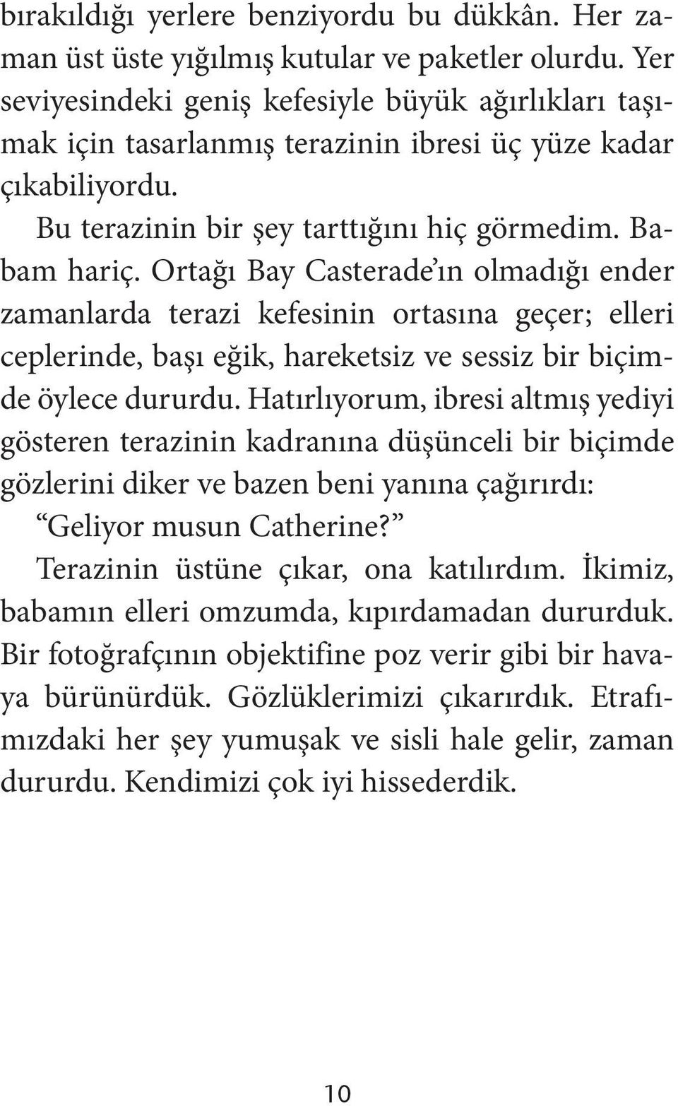 Ortağı Bay Casterade ın olmadığı ender zamanlarda terazi kefesinin ortasına geçer; elleri ceplerinde, başı eğik, hareketsiz ve sessiz bir biçimde öylece dururdu.