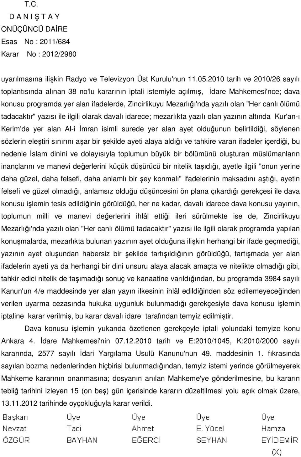 "Her canlı ölümü tadacaktır" yazısı ile ilgili olarak davalı idarece; mezarlıkta yazılı olan yazının altında Kur'an-ı Kerim'de yer alan Al-i İmran isimli surede yer alan ayet olduğunun belirtildiği,