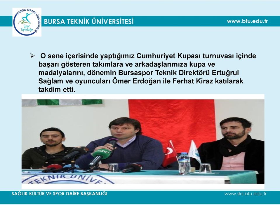 Bursaspor Teknik Direktörü Ertuğrul Sağlam ve oyuncuları Ömer Erdoğan ile