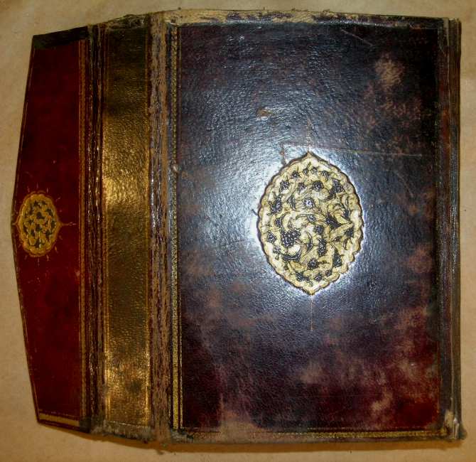 Fotoğraf 1. Tarikat al Muhammediye isimli esere ait deri cilt Vahit Paşa Yazma Eser Kütüphanesinde (Kütahya) bulunan bir diğer eser Fotoğraf 2 de görülmektedir.