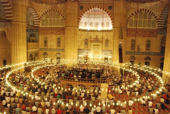 TERAVİH NAMAZI Teravih namazı ramazan ayında kılınır. Yatsı namazının son sünneti ile vitir namazı arasında kılınan sünnet bir namazdır. Genelde yirmi rekat kılınır.