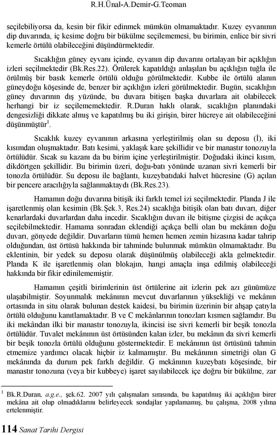 Sıcaklığın güney eyvanı içinde, eyvanın dip duvarını ortalayan bir açıklığın izleri seçilmektedir (Bk.Res.22).