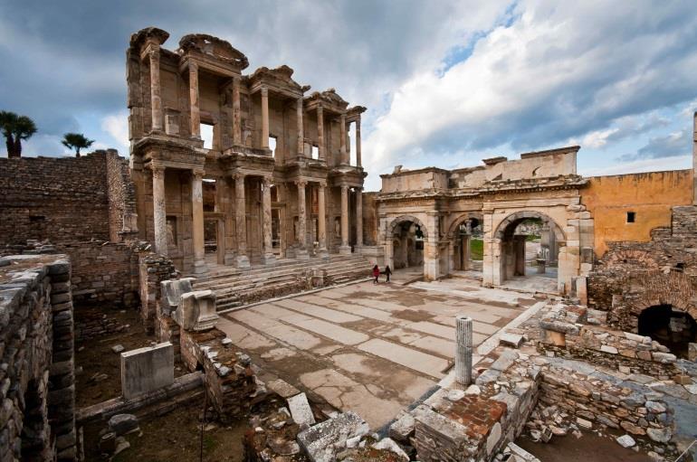 İzmir Katip Çelebi Üniversitesi Turizm Fakültesi bünyesinde ; Turizm İşletmeciliği,