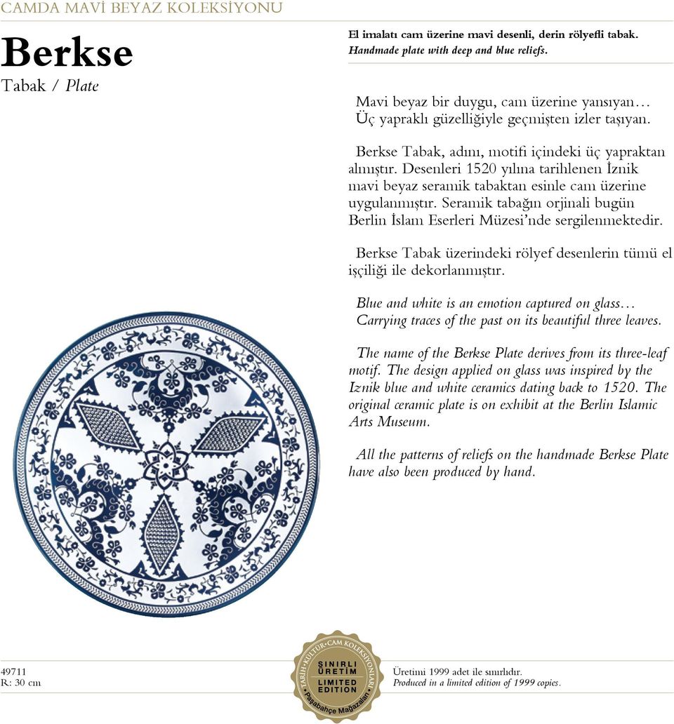 Desenleri 1520 yılına tarihlenen İznik mavi beyaz seramik tabaktan esinle cam üzerine uygulanmıştır. Seramik tabağın orjinali bugün Berlin İslam Eserleri Müzesi nde sergilenmektedir.