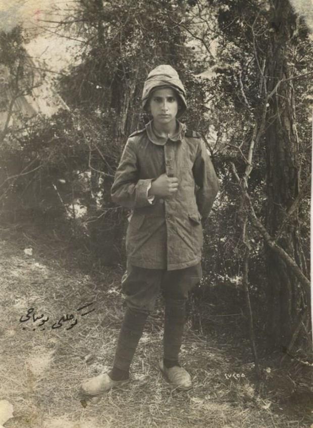 Gönüllü bombacı 'Henüz 13 yaşında bir küçük delikanlı... Fotoğrafın üzerinde bir not... 'Gönüllü Bombacı' Başka bir bilgi düşülmemiş.