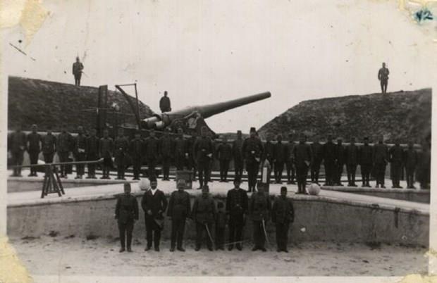 Çanakkale deki Bir Tabyadan Genel Görünüm Zira bu yer, en fedâkar bir milletin Kahramanlık,