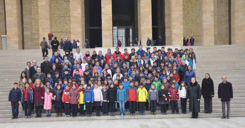 Yapılan resmi törenle mozolye koyulan çelengin ardından Atatürk ve Kurtuluş Savaşı Müzesi gezildi. ATAMIZI ANDIK Atatürk Haftası etkinlikleri çerçevesinde 4.sınıf öğrencilerimiz, 2.