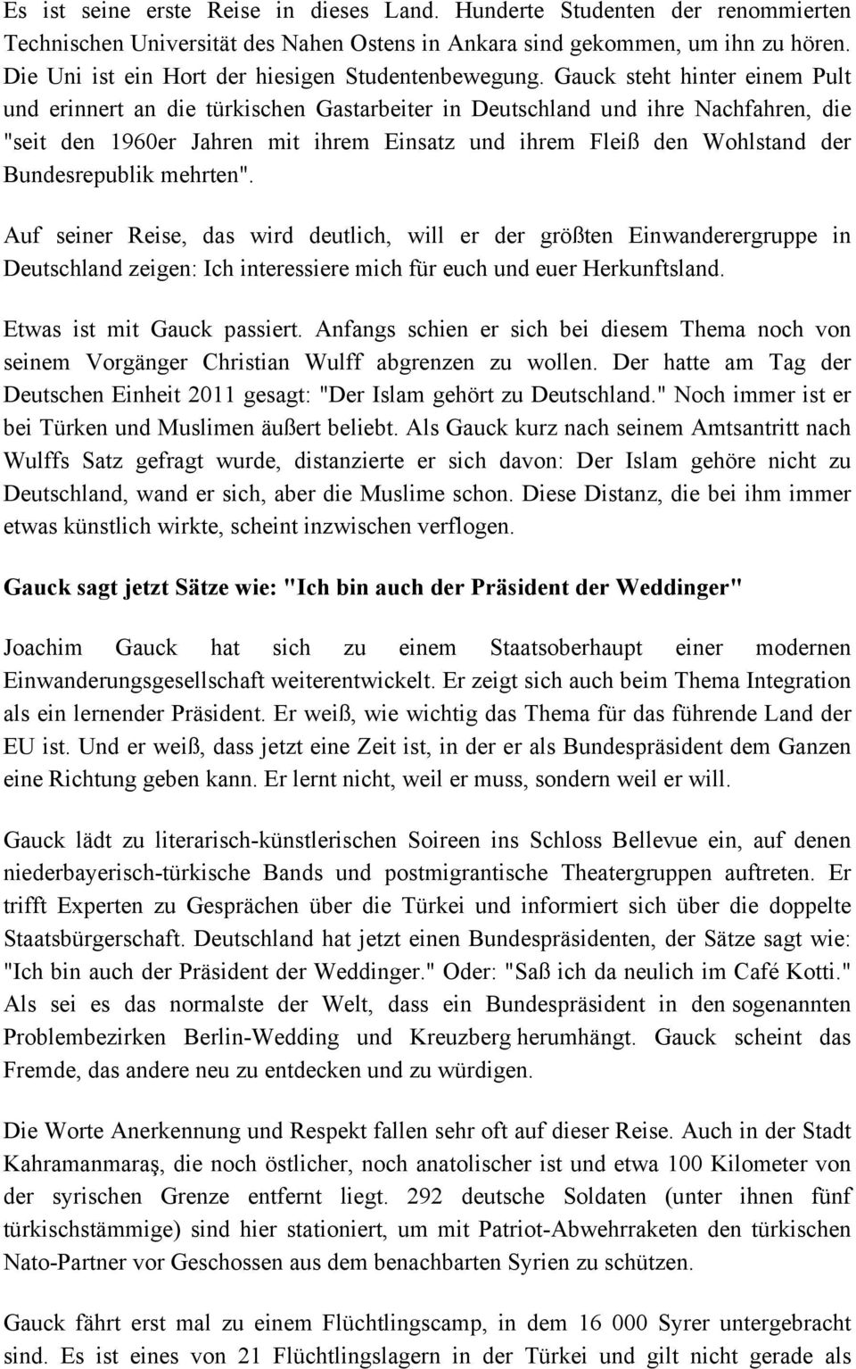 Gauck steht hinter einem Pult und erinnert an die türkischen Gastarbeiter in Deutschland und ihre Nachfahren, die "seit den 1960er Jahren mit ihrem Einsatz und ihrem Fleiß den Wohlstand der