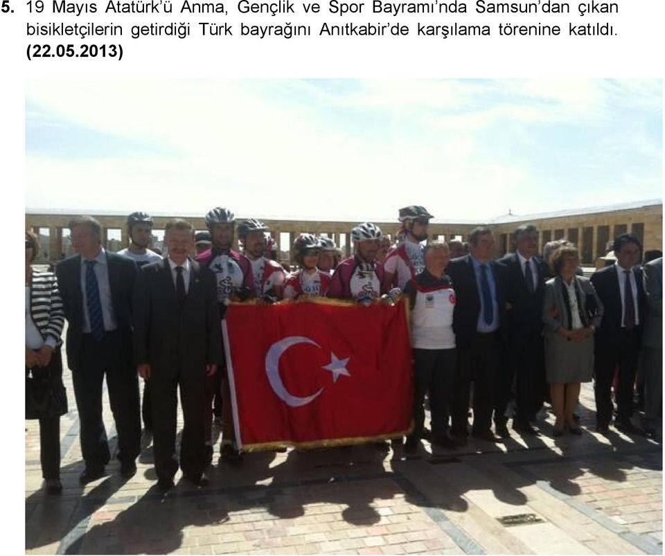 bisikletçilerin getirdiği Türk bayrağını