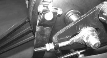 Zincir salınım boşluğu 10-20m arasında olmalıdır, salınım boşluğu kontrolü için motosikletin vites konumunu boşa alın.