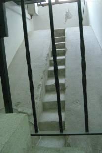 142 GĠRĠġ ġekil 5.45 Asma Kat Planı (Ayverdi, 1974). KöĢkün bodrum katına ön giriģin sağındaki odada (D) bulunan merdivenden inilmektedir.