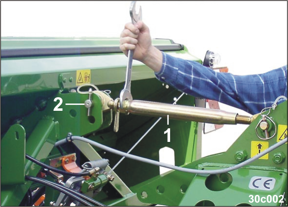 Makinanın bağlanması ve ayrılması 9. Kombinasyonu yere indiriniz. 10. El frenini çekiniz, traktör motorunu kapatınız ve kontak anahtarını çekiniz. 11. Üst direksiyonu (Fig. 103/1) Kat.