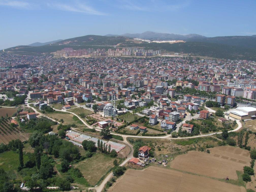 Karadeniz ve Akdeniz İklimleri arasında bir geçiş iklimidir. Doğal bitki örtüsü; nemli orman, kuru orman alanları ile maki (sürekli yeşil görünen ağaççık-çalılıklar ) alanlarından oluşmaktadır.