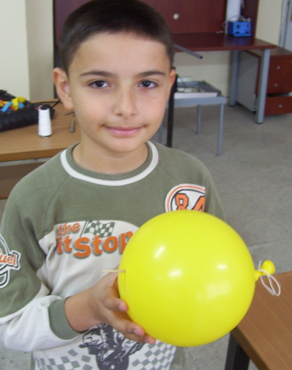 Yapılışı: Bir balon yeterince şişirilir ve ağzı bağlanır. Çöp şiş alınarak balonun ağız bölümüne batırılır. Çöp şiş karşı bölümünden çıkarılır.