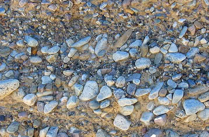 Sedimanter (Tortul) Kayaçlar - Kırıntılı Tortul Kayaçlar Çeşitli büyüklüklerde taş ve mineral parçalarının karalarda ve denizlerdeki tortullaşma havzalarında çökelmeleri ile meydana gelen taneli-