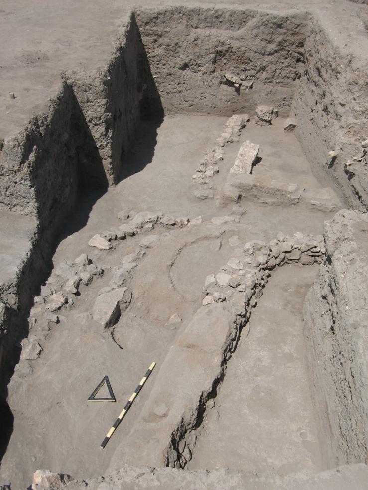18 Daha sonra güneybatıdaki genişletilmiş alanda, kazılara devam edildi ve bu alanın tamamını kaplayan prehistorik tahribat saptandı ve boşaltıldı.