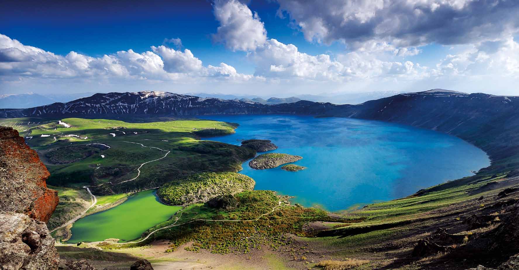 Patlamadan Sonra Nemrut Nemrut Dağı nın yüksekliği 2 bin 935 metre. Kalderasının kuzeyinde, jeotermal sıcak su kaynakları ile ısınan yeşil ve ılık küçük göl ile soğuk ve lacivert büyük göl yer alıyor.