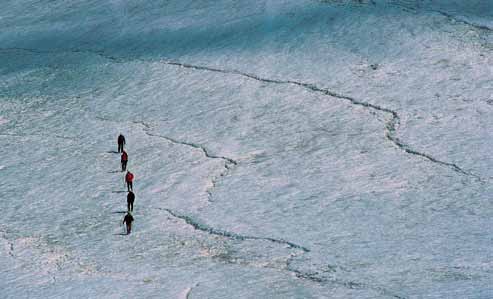 ATLAS KARTOGRAFYA SERVİSİ Büyük Ağrı Dağı nın krateri büyük bir buzulla kaplı. Takke şeklinde dağın zirvesini örten buzul, güneyde 5 bin metre civarında gözlenmeye başlıyor.