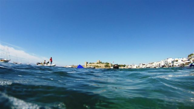Denize en çok MAVİ yakışır sloganıyla Bodrum Belediyesi tarafından bu yıl ikinci kez düzenlenen Bodrum Deniz Dibi Temizlik Kampanyası yerli yabancı turistlerin de sıklıkla denize girip güneşlendiği