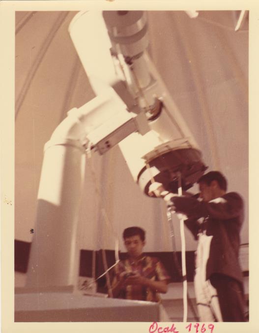 Şekil 1. Necdet Güdür ve Cafer İbanoğlu 48cm lik teleskobun ilk düzeneği ile gözlem yaparken. Teleskop bir NATO projesi ile alınmıştı. Proje ortakları Prof. Dr.