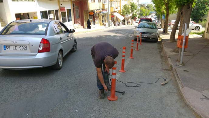 ŞEHİRİÇİ TRAFİK DÜZENLENMESİ Delinatör Çalışmaları İlçemiz Kurtuluş Caddesi ve Atatürk Bulvarına bağlanan