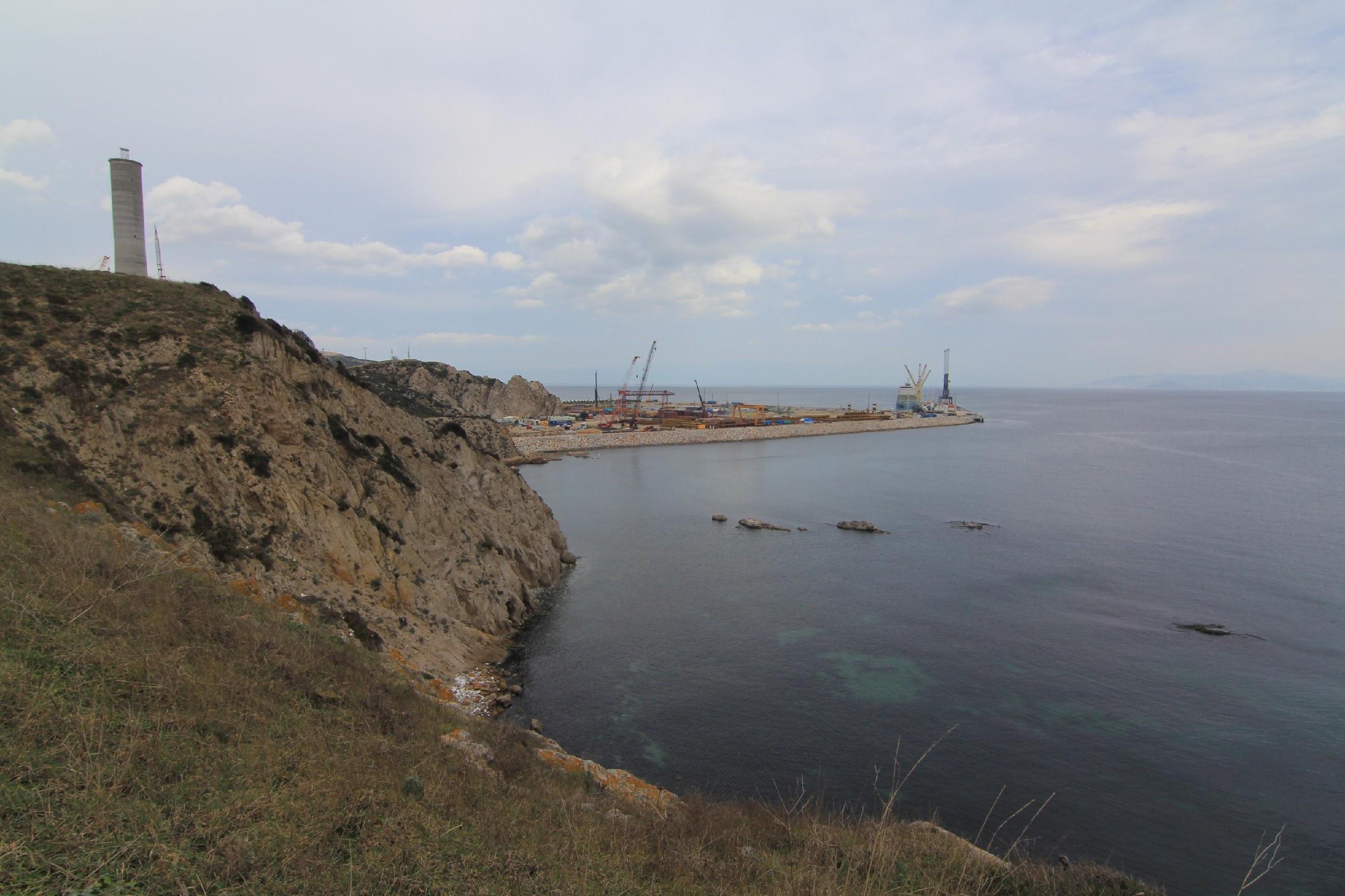 Şekil-13 Marmara Denizi güney batısında yer alan Karabiga Beldesi yakınlarında inşaat çalışmaları süren bir termik santralin oluşturduğu habitat tahribatının kıyı ve karasal ekosistem üzerine yıkıcı