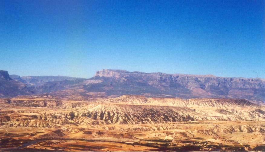 Mut ve Yakın Çevresinin Jeomorfolojisi Foto 2: Doğudan Adras Dağı'na bakış.