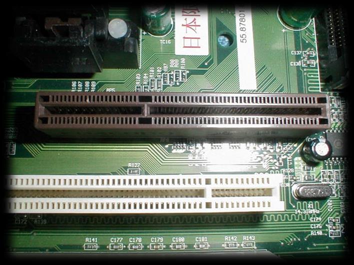 3- PCI Express X16 Portu AGP (Accelerated Graphics Port- Hızlandırılmış Grafik Yuvası) Intel tarafından 1997 de sadece ekran kartları için geliştirilmiş veri yoludur.