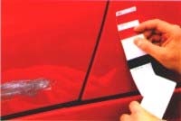 Aracın renk kodu katalog yardımı ile belirlendikten sonra, hazırlanan boyanın renk kontrolü, test plakasının üzerine uygulanmış ve kurutulmuş boyalı plakanın Resim 1.