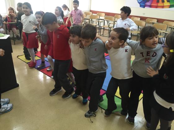 2. sınıf öğrencilerimiz müzik dersinde, dinledikleri ve seslendirdikleri şarkılara uygun dans ederek ritmik hareketler sergilediler.