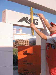 AKG Gazbeton Lentolar, duvar bloklarını tamamlayıcı donatılı elemanlardır. Duvarlarda kapı ve pencere açıklıklarının geçilmesinde kullanılırlar. Lentolar ile kalıp, demir vb.