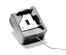 Farenin tarihçesi Profesör Engelbart, ilk mouse prototipini 1965 te hazırlamış. İki tekerlekli bu tahta alet, 1970 te görüntüleme sistemleri için X-Y yer gösterici sistem adıyla patent almış.