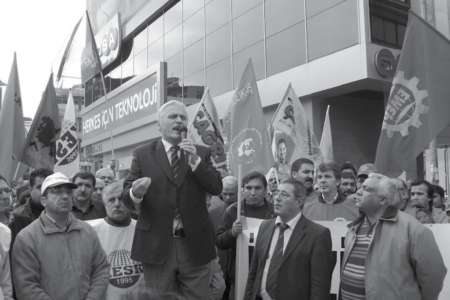 İşçi ve emekçilerden torba yasa protestosu Ocak 2011 yeni dünya için ÇAĞRI nın İŞÇİ EKİ 4 Adanalı işçi ve emekçiler Meclis gündeminde olan torba yasayı protesto ettiler.