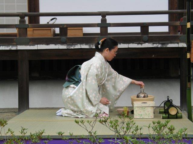Çay ayinleri ve ülküsünün Japonya ya Çin den Zen Budistlerine yayılması XII inci asır sonu ve XIII üncü asır başlarında olmuştur.